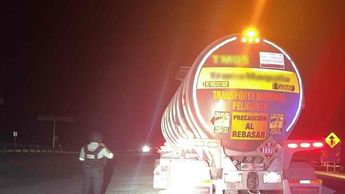 El tractocamión supuestamenta decía llevar  67 mil litros de combustible.| Especial