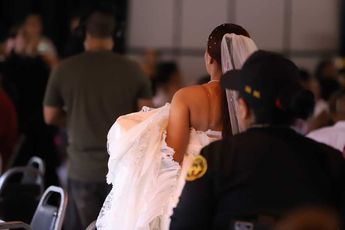 Una mujer con vestido de novia durante la boda colectiva en el penal de Cadereyta. | Luis Guerra