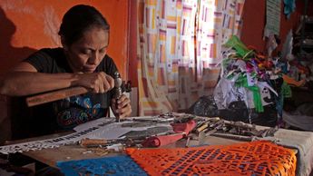 Sandra Arizamelco aprendió a realizar el papel picado con ayuda de su esposo y lleva 8 años en este oficio | Melanie Torres