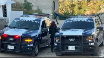 Policías solicitaron apoyo de Protección Civil y Bomberos para extraer el cuerpo. | Sonia Gamiño