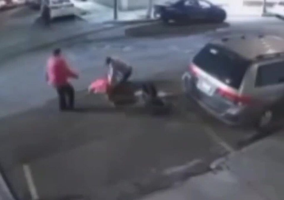 Mujer cae a coladera en Benito Juárez