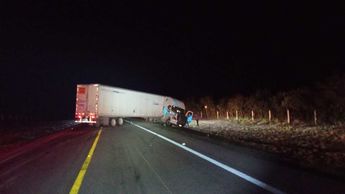 El tráiler quedó atravesado sobre la Carretera Monterrey-Nuevo Laredo tras el accidente. | Cortesía