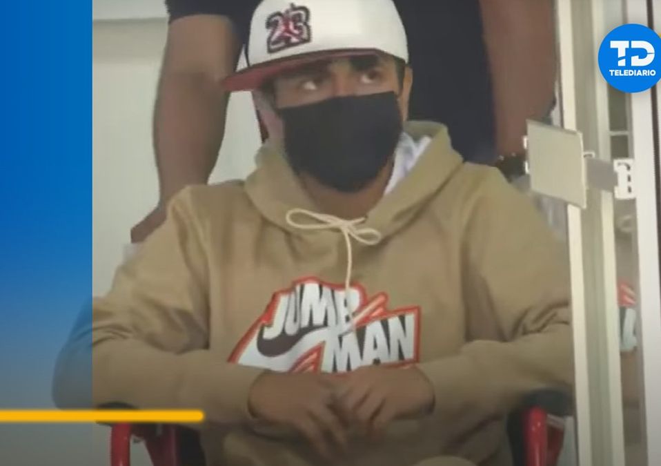Cristian, joven quemado por sus compañeros en Texcoco, regresa a su casa / Captura