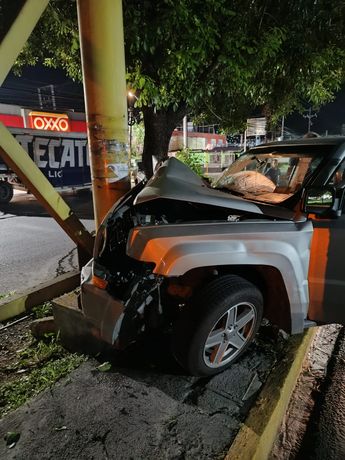 Una camioneta chocó contra un puente en la avenida Lázaro Cárdenas. | Leyda Estrada