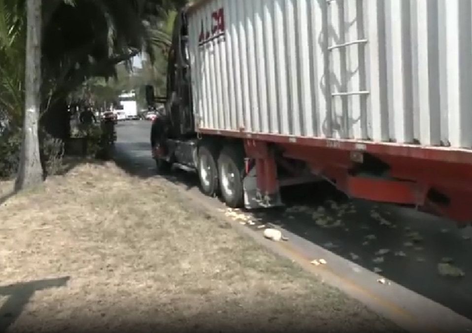El hombre atropellado por el tráiler en Tlalnepantla permanece debajo de las llantas del vehículo pesado | Telediario