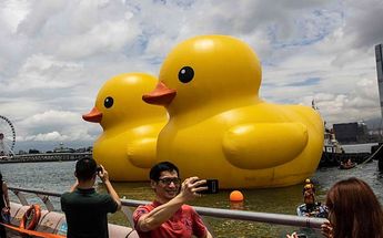Escultura de plástico de casi 20 metros de altura por Florentijn Hofman | Especial