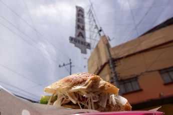 Las cemitas de la Arena Puebla se pueden comer cada lunes de lucha libre / Es Imagen