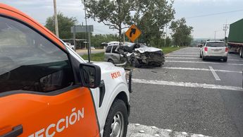 Fuerte accidente de camioneta con tráiler en la Carretera Nacional. | Cortesía