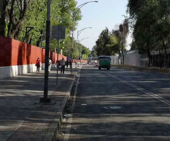 Los manifestantes observan la sesión desde pantallas instaladas al exterior del inmueble / Jorge Becerril