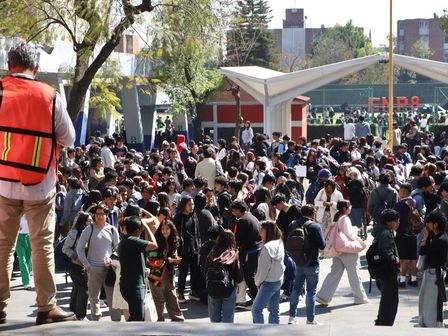 Cuando tiembla en las escuelas, los alumnos deben permanecer en el patio hasta que el sismo acabe | Cuartoscuro