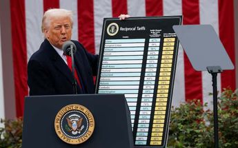 Donald Trump el pasado 2 de abril anunciando los “aranceles recíprocos” a casi todos los países del mundo. | Reuters