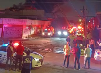 Las llamas se extendieron por el edificio de tres pisos, por lo que los cuerpos de rescate se emplearon a fondo. | Israel Santacruz