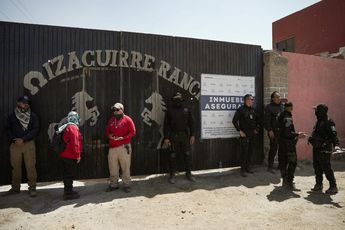 Elementos de la Fiscalía de Jalisco y colectivos de búsqueda en la entrada del Rancho Izaguirre | Ivan Arias