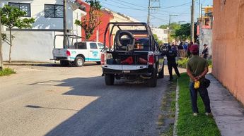 Fue en plena banqueta de la calle Coatzacoalcos donde otro de los vecinos trató de reanimar al pequeño José Ángel / Especial