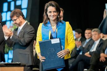 La hoy ministra de la Suprema Corte de Justicia de la Nación, Margarita Ríos-Farjat recibiendo su título en la misma ceremonia de mayo de 2016. | Cort