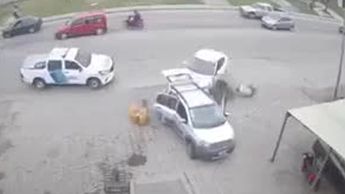 Ladrones atropellan a dos peatones al intentar escapar de la policía; revelan video de los hechos