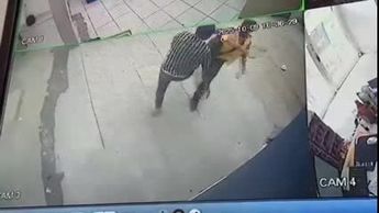 ¡Insólito! Cámaras captan brutal pelea afuera de un expendio en Gómez Palacio