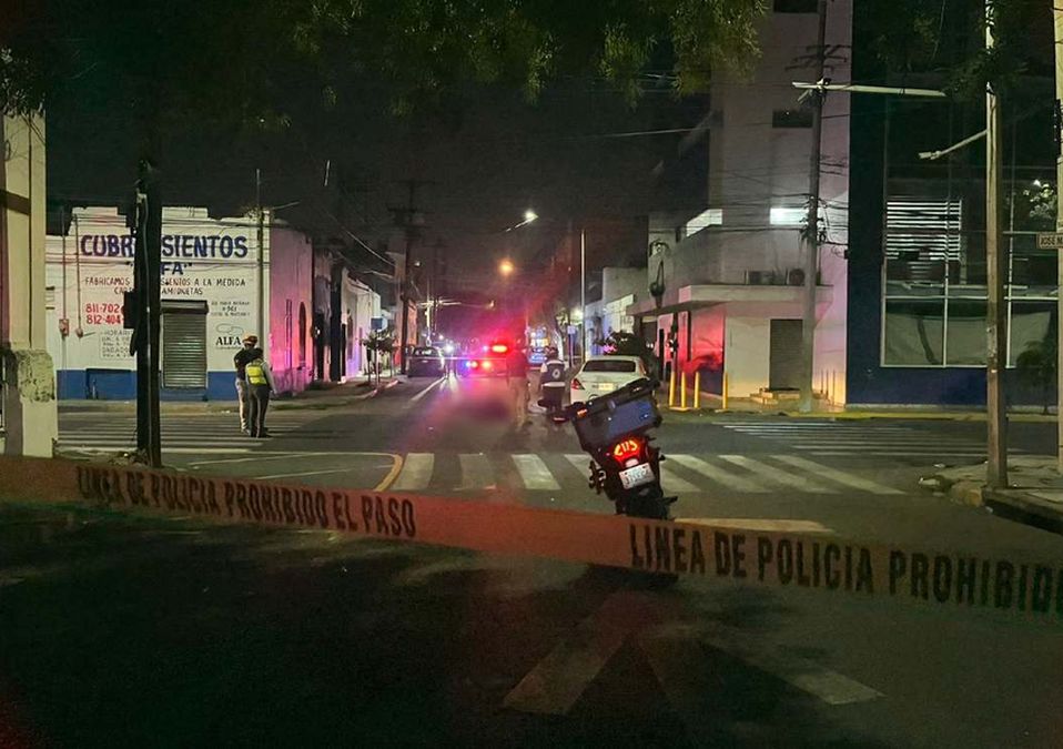 El motociclista fue proyectado varios metros tras el choque con el automovilista en Monterrey. | Susana Paredes