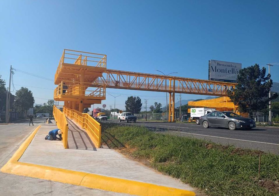 Puente peatonal sobre la Carretera Nacional. | José Luis Marroquín