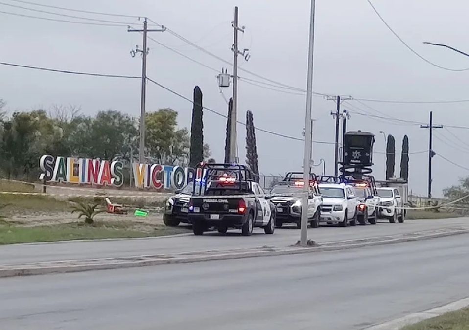 Abandonan cuerpo mutilado dentro de hieleras en Salinas Victoria, NL