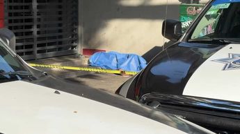 El cuerpo fue encontrado en la esquina de Enrique Díaz de León y López Cotilla, a las afueras de una tienda de conveniencia| Juan Munguía