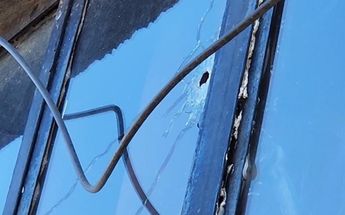 Así se ve el balazo que impactó por una de las ventanas / Especial