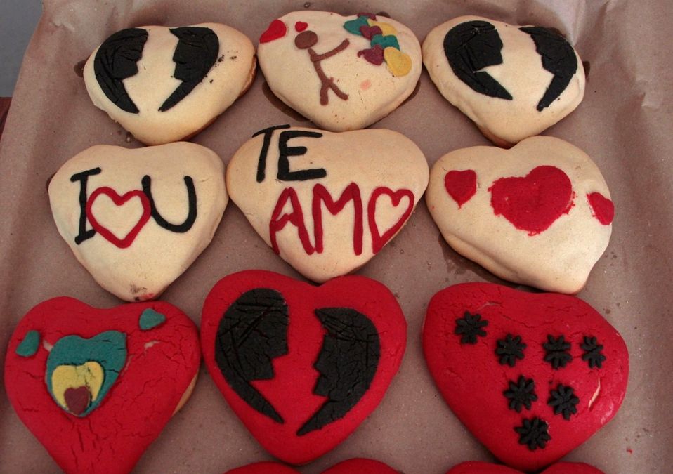 Panadería La Herencia hornea piezas de pan dulce con motivo del Día de San Valentín / Melanie Torres