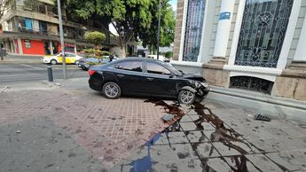 Carro estrellado en el Paraninfo Enrique Díaz de León / Juan Carlos Munguía