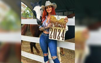 Elena Larrea muestra su calendario 2024 de Cuacolandia / Elena Larrea
