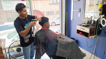 Para Ramírez, ser barbero es su mayor pasión. En la silla, conoce a fondo a sus clientes y comparten experiencias | Leslie Mora