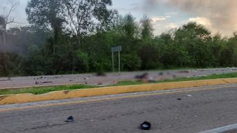 Varias personas que viajaban en el taxi colectivo quedaron tendidas en la carretera tras el accidente | Especial