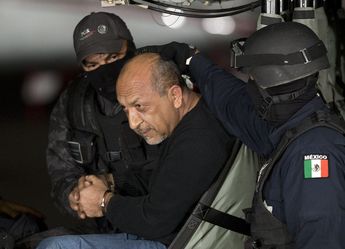 Foto del traslado de Servando Gómez ´La Tuta´ de Morelia para ser internado en el penal del Altiplano en 2015. | AP