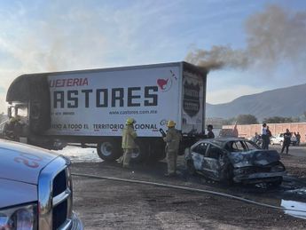 Vehículo calcinado y Bomberos de Ixtlahuacán tras el accidente en la carretera a Chapala | Especial