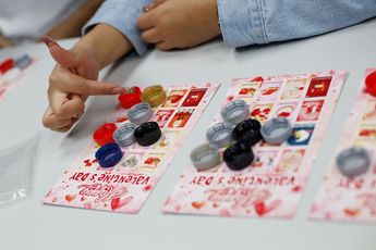 Un negocio en Guadalupe vende un juego de lotería fincado en la celebración de San Valentín. | Jorge López