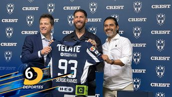 Sergio Ramos posando con el dorsal ‘93’ junto a ‘Tato’ Noriega y Héctor Lara / Aarón Hernández