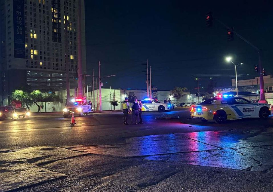 El conductor de la motocicleta quedó tendido sobre el asfalto tras el fuerte impacto en Monterrey. | Ángel Mercado