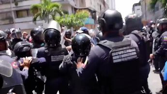 Tensión en Venezuela: Policía bloquea marcha por mejoras salariales | IMÁGENES VIORY