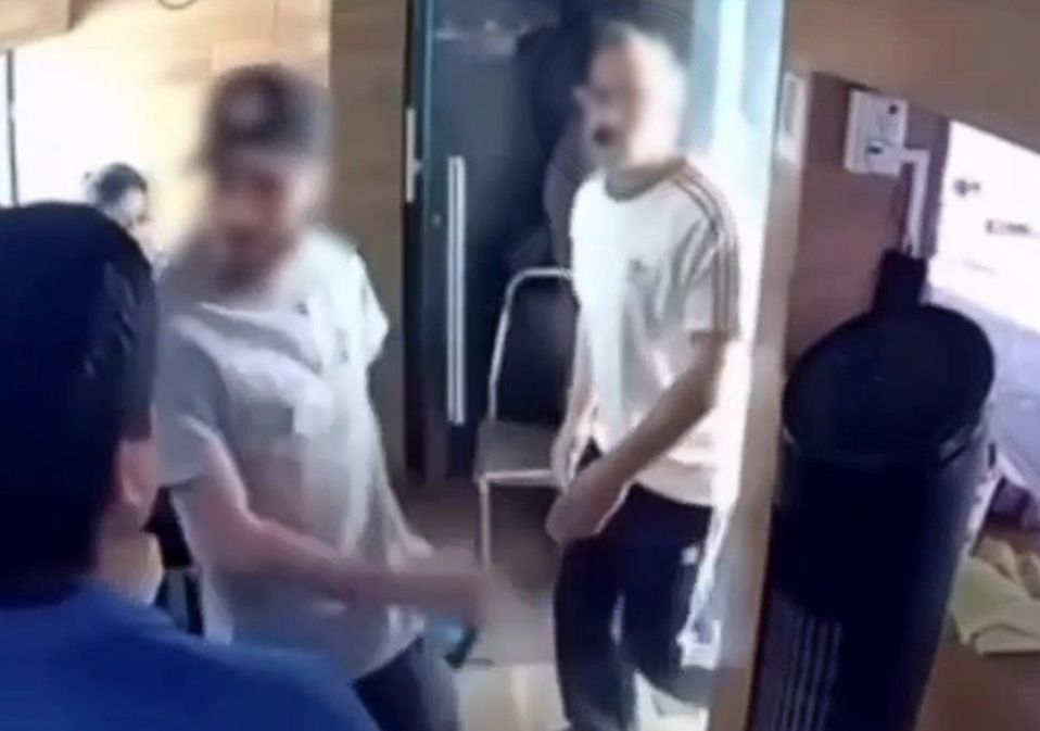 El hombre se molestó porque el guardia le tomó foto a sus placas. | Especial
