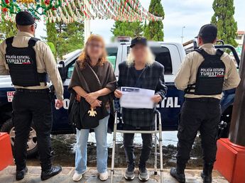 Extranjero se pierde en Mazamitla y policías turísticos consiguen reunirlo con su esposa