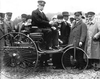 Carl Benz en su primer modelo del Benz Patent Motorwagen de 1886. Foto tomada en Munich en 1925 / mercedes-benz.com