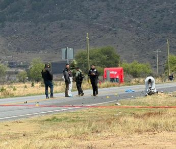 Policía municipal y Guardia Nacional mantuvieron el cierre total de la vialidad durante las labores de investigación.| Jesús Villegas