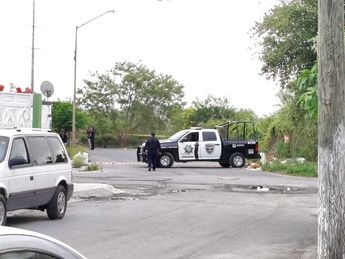 Movilización de autoridades policiacas en la colonia Los Ébanos en Apodaca. | Agustín Martínez
