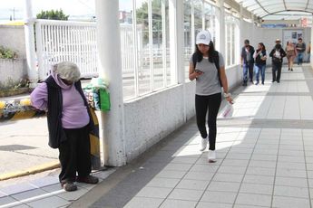 María de Jesús esperando a sus hijos en uno de los pasillos anexos a la CAPU en Puebla / Melanie Torres