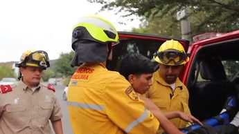 Menor resbala y cae 5 metros en barranca de Guadalajara; bomberos realizan operativo para salvarlo
