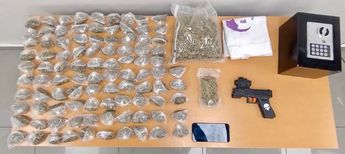 Autoridades incautaron 97 dosis de droga, un arma corta réplica y una caja de seguridad. | Cortesía
