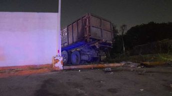 Una pipa y un camión recolector de basura chocaron en Monterrey. | Leyda Estrada
