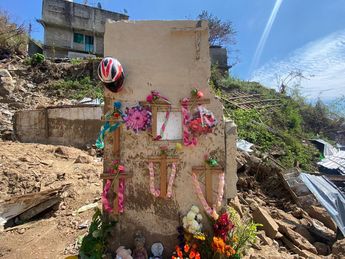 Cruces en memoria de los fallecidos. | Jorge Martínez