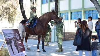 La pequeña saludó y conversó personalmente con los soldados, quienes la recibieron como a una compañera más | Especial