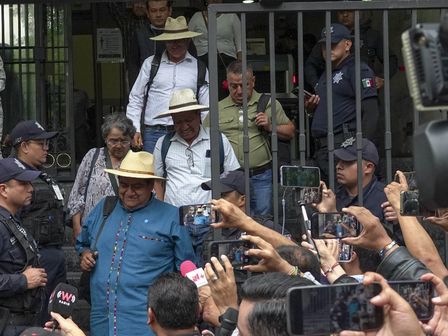 Maestros representantes de la CNTE saliendo de reunión en Segob / Cuartoscuro