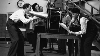 El equipo de efectos de sonido trabaja durante la transmisión de La Guerra de los Mundos en 1938 / Corbis vía Getty Images